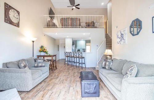Kaiser House | Amazing Views from Balcony, Loft & Gated Pool