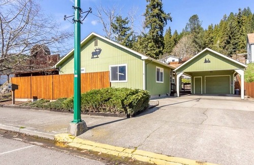 Oakridge House | Amazing views - Steps from Brew Pub - EV Charger