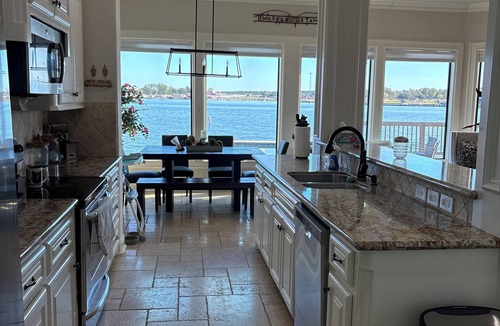 Montgomery House | Amazing waterfront 3-bedroom house with pool and hot tub on Lake Conroe