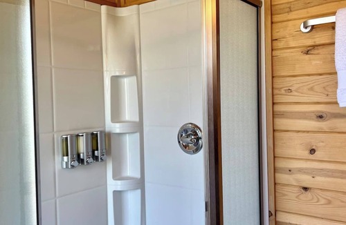 Cornville Cabin | Amazonite Cabin: Relaxing Haven by the Creek
