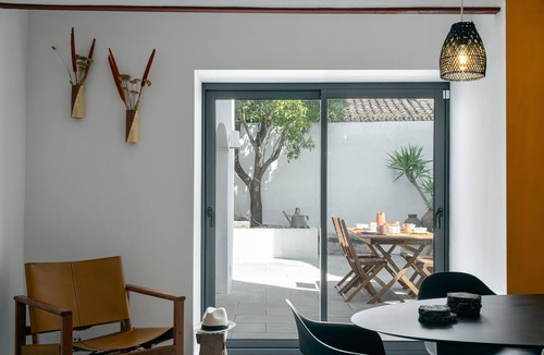 Estremoz House | Amber and Rust Estremoz City House. In the heart of the historic center of Estremoz