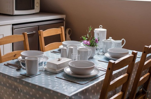 Little Witcombe Cottage | Amber Cottage - shared swimming pool near Cheltenham, accepts pets
