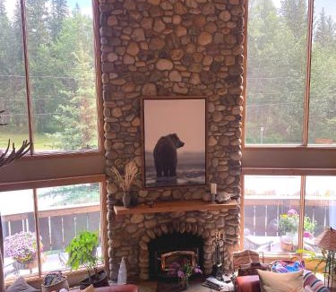 Canmore Bed & Breakfast | Ambleside Lodge Bed & Breakfast