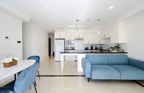 Hollyburn House | Ambleside Modern 2BDR Suite Ground level 2 bedrooms suite with separate entrance