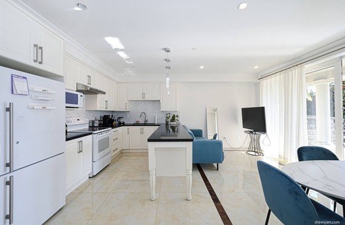 Hollyburn House | Ambleside Modern 2BDR Suite Ground level 2 bedrooms suite with separate entrance