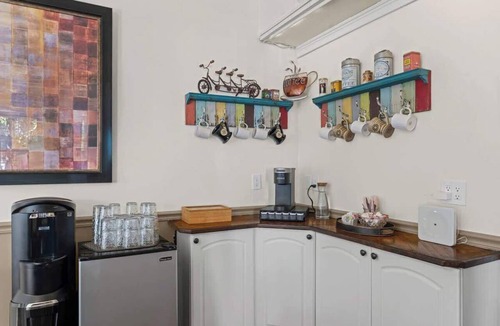 Downtown Historic District Apartment | Amelia Earhart Room | Team Joseph Ellen