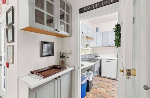 Downtown Historic District Apartment | Amelia Earhart Room | Team Joseph Ellen