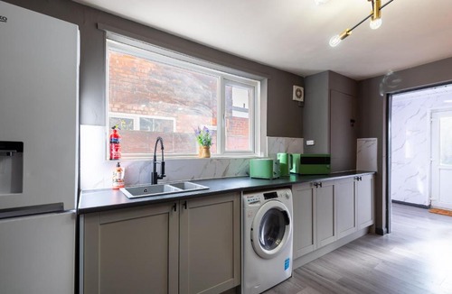 Hull House | Amen 4 Bedroom Garden Street Parking 2 Bathroom - Perfect for Contractors, Groups