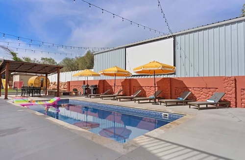 Hildale Apartment | Amentity Packed 3BR: Hot Tub, Pool, Sauna, Outdoor Theater & More 45 min to Zion