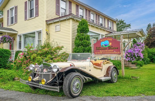 Maplecrest Bed & Breakfast | Americana Room. Elegant room with a King-Size bed, en suite bathroom, and mountain views. Sleeps 2. A gourmet breakfast is FREE and served fresh each morning. Americana Room is located on the second floor of Mountain Treasure Bed and Breakfast