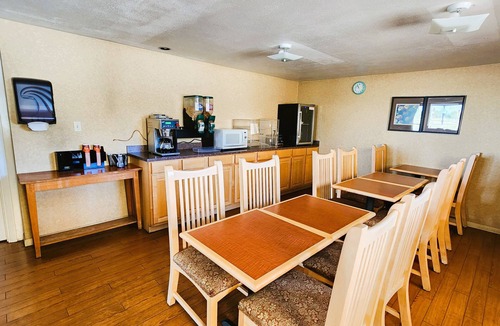 Iola Hotel | Americas Best Inn Iola
