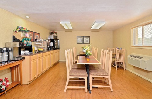 Iola Hotel | Americas Best Inn Iola