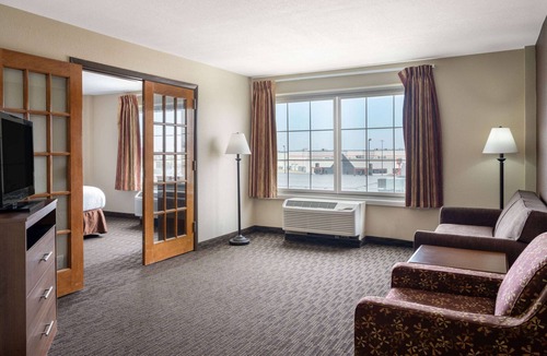 Cedar Rapids Hotel | AmericInn by Wyndham Cedar Rapids North