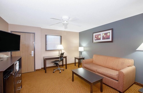 Oakdale Hotel | AmericInn by Wyndham Coralville