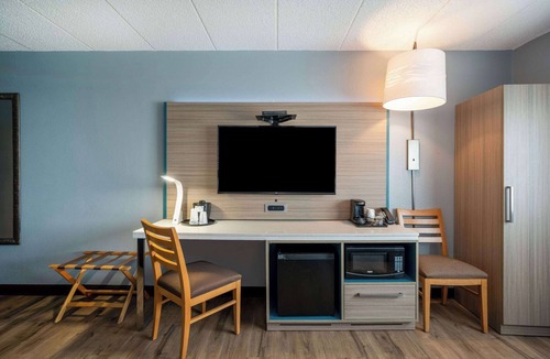 Eau Claire Hotel | AmericInn by Wyndham Eau Claire
