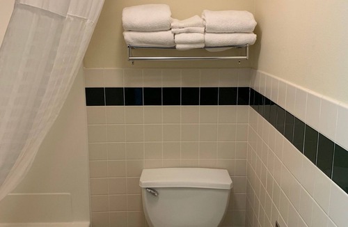 Hampton Hotel | AmericInn by Wyndham Hampton