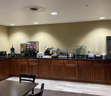 Maquoketa Hotel | AmericInn by Wyndham Maquoketa