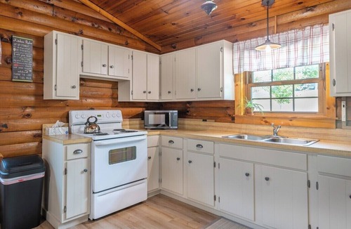 Millersburg House | Amish Country Cabin w/Porch & Views