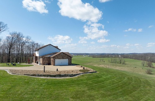 Keene House | Amish Country, Hot Tub, Gorgeous View, sleeps 8