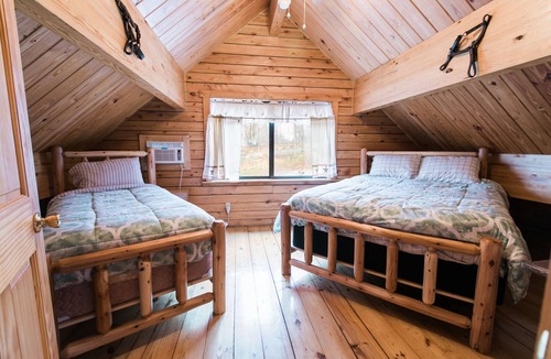 Ebervale House | Amish-Made Log Home- 50 Mile View, Hot Tub, Fire-pit, 4 Mi to Gorge!