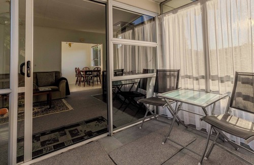 Te Anau Cottage | Amongst trees is this quaint cottage & within a 5-minute walk to town & beach