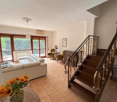 Zona XXVIII Tor de' Cenci Apartment | Ampio appartamento su due piani immerso nel verde