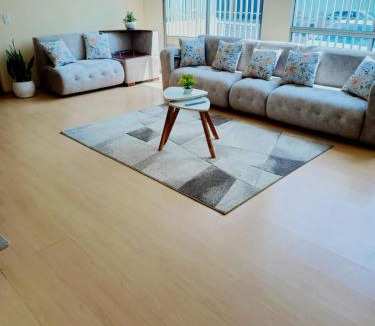 Quito Apartment | Amplio apartamento El Eden cerca Embajada Americana y Solca - zona tranquila seguridad 24-7