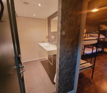 Canal Ring Hostel | Amsterdam Downtown Hotel Canal View
