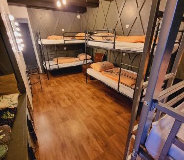 Canal Ring Hostel | Amsterdam Downtown Hotel Canal View