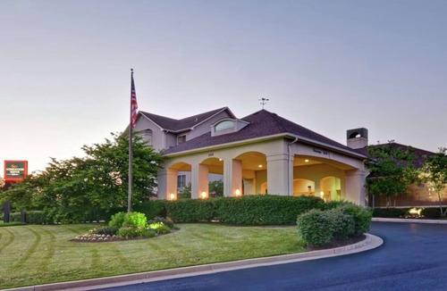 Lexington Hotel | An Accommodation for Family or Fur Parents | Free Breakfast & On-Site Parking
