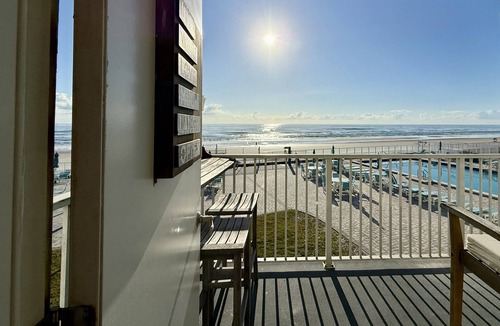 Lenox Park Apartment | An adorable, direct oceanfront front studio with a large private balcony.