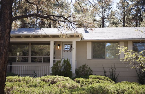 Mountain Club Cottage | An Adorable House in the cool Pines And Only 5 Minutes From Courthouse Square