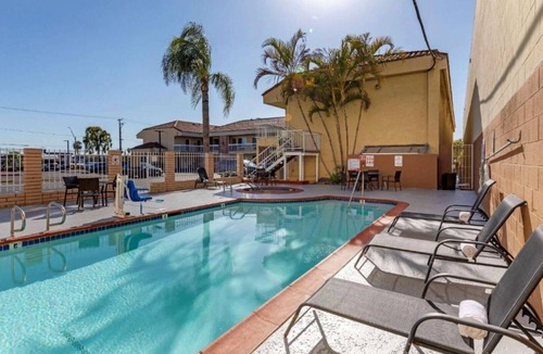 Zaferia House | An affordable hotel near Long Beach Airport!