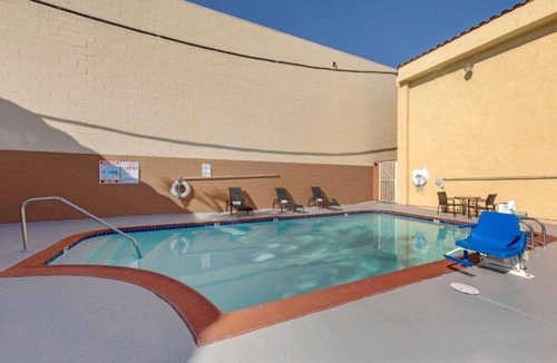 Zaferia House | An affordable hotel near Long Beach Airport!