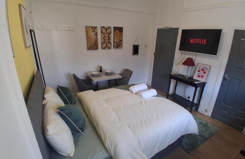 Bedford Apartment | An essential studio flat located in the town centre riverside