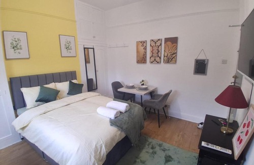 Bedford Apartment | An essential studio flat located in the town centre riverside