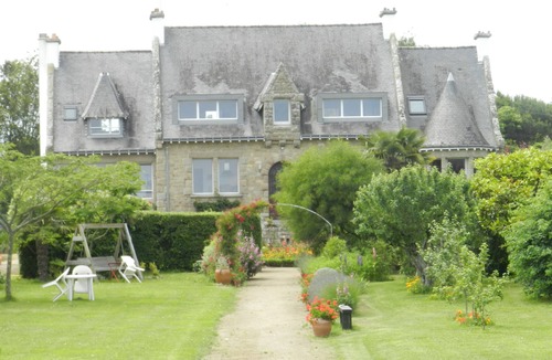 Locmariaquer Apartment | An exceptional spot! Apartment in a charming house, swimming at the bottom of the garden