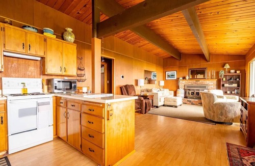 Rollingbay House | An Exciting Salish Escape w/Waterfront View