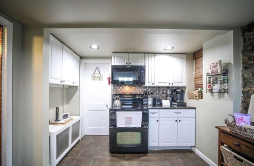 Lyndhurst Cottage | An inviting mountain cottage near Swannanoa featuring scenic views, a cozy wood-burning fireplace, and dedicated EV charging. Close to Nelson 151 wineries, trails, and Charlottesville for an easy, comfortable getaway.