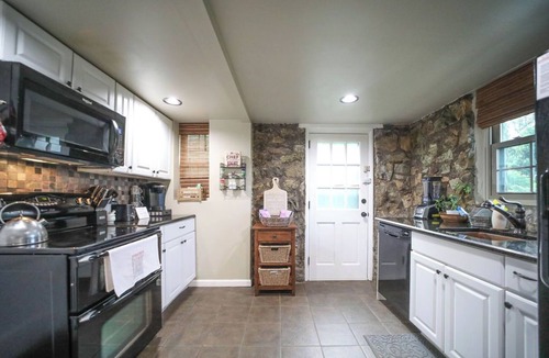 Lyndhurst Cottage | An inviting mountain cottage near Swannanoa featuring scenic views, a cozy wood-burning fireplace, and dedicated EV charging. Close to Nelson 151 wineries, trails, and Charlottesville for an easy, comfortable getaway.