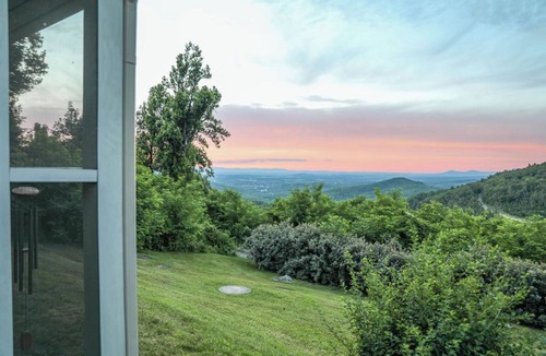 Lyndhurst Cottage | An inviting mountain cottage near Swannanoa featuring scenic views, a cozy wood-burning fireplace, and dedicated EV charging. Close to Nelson 151 wineries, trails, and Charlottesville for an easy, comfortable getaway.