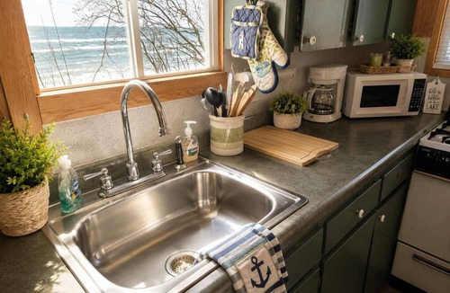 Oscoda Cottage | Anchorage Lakeview Cottage
