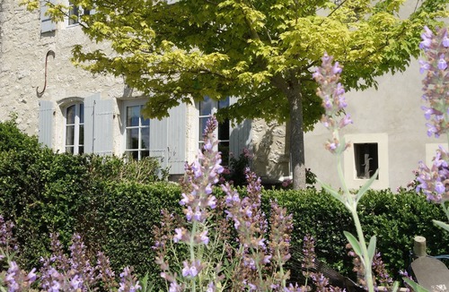Issigeac Villa | Ancient, fully restored, 13th century medieval village house with garden & patio