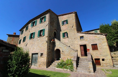 Pieve di Chio Villa | Ancient stone hamlet in an extremely panoramic position overlooking the wooded Val di Chio. Private