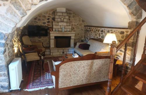 Trikolonoi Villa | Andromahi Stone House