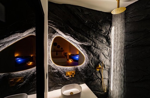 Petroupoli Apartment | Andromeda Suite Private Jacuzzi & Cave Shower