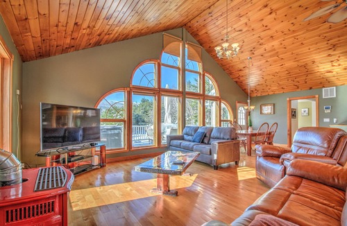 Londonderry House | Angel Bear Chalet- Private Lake/Beach/Sauna/Hot Tub/Gym/Firepit/Float Trampoline