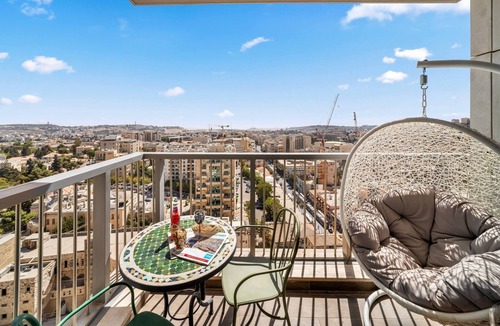 Jerusalem City Centre Apartment | Angelic 1BR Savion View Apartment with Temple Mount View from the Balcony