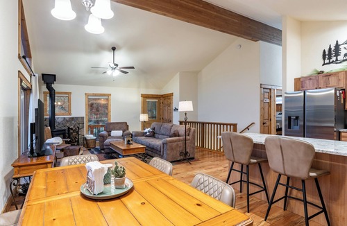 Pine Cabin | Angler’s Hideout- 2 Bdrm- New- National Forest & River Close-Mountain Views