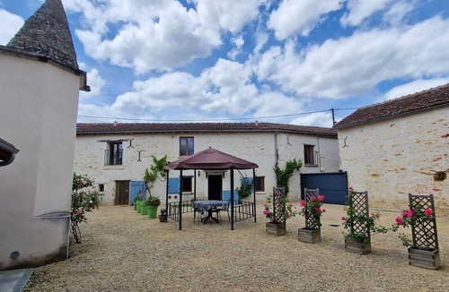 Chaveignes Cottage | ANGULUS RIDET COTTAGES set of 3 comfortable gîtes, quiet, with swimming pool